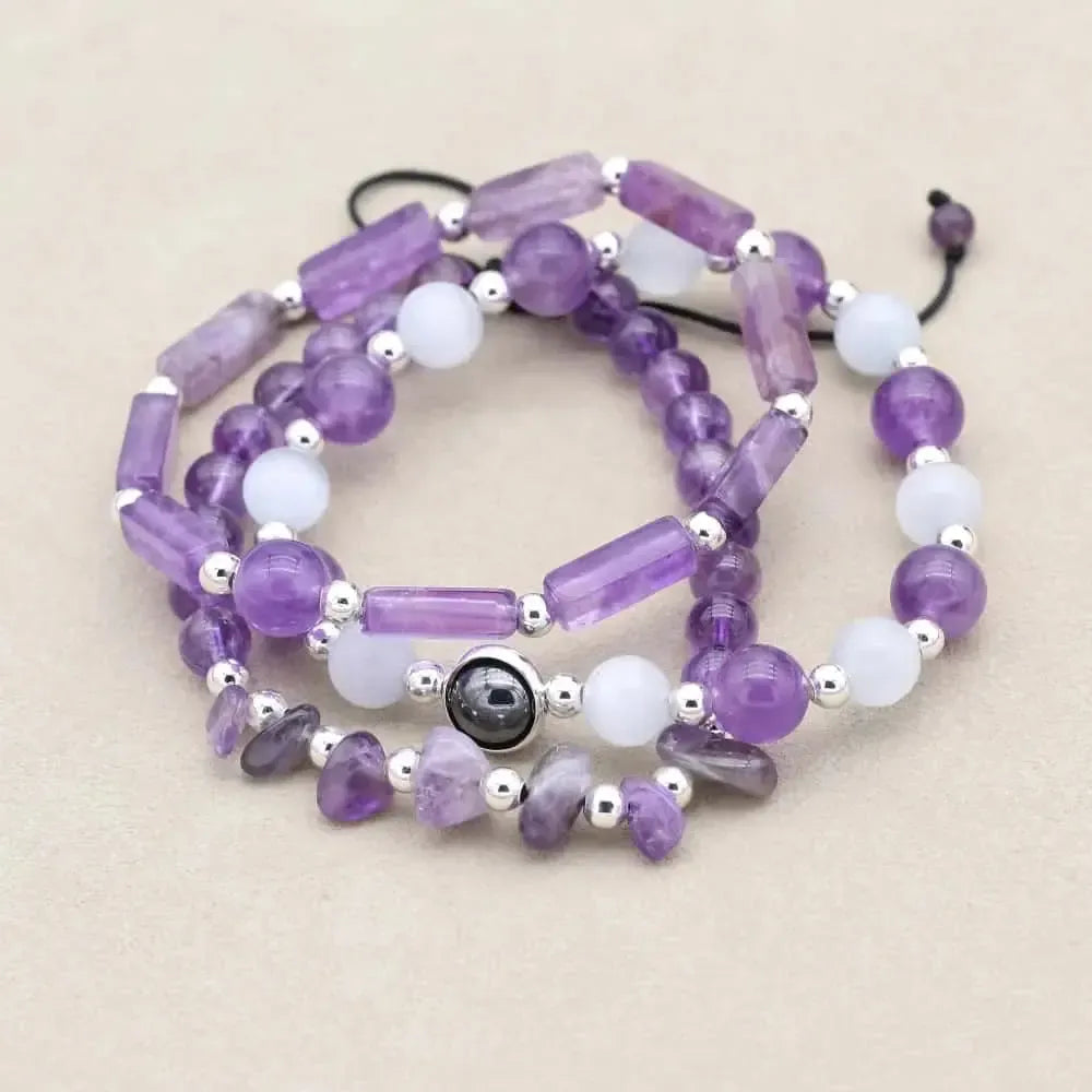Gros plan sur perles d'améthyste violettes et opale blanche