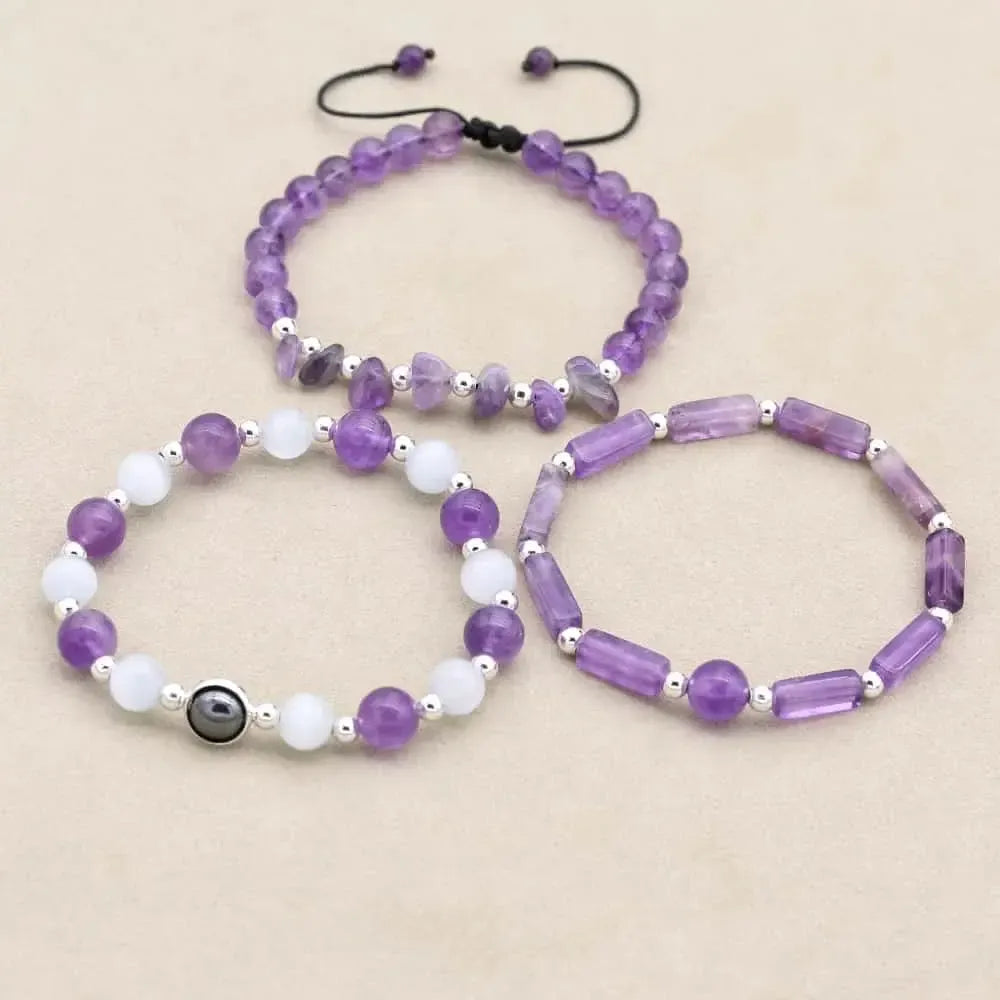 Vue d'ensemble des bracelets apaisants sur surface claire