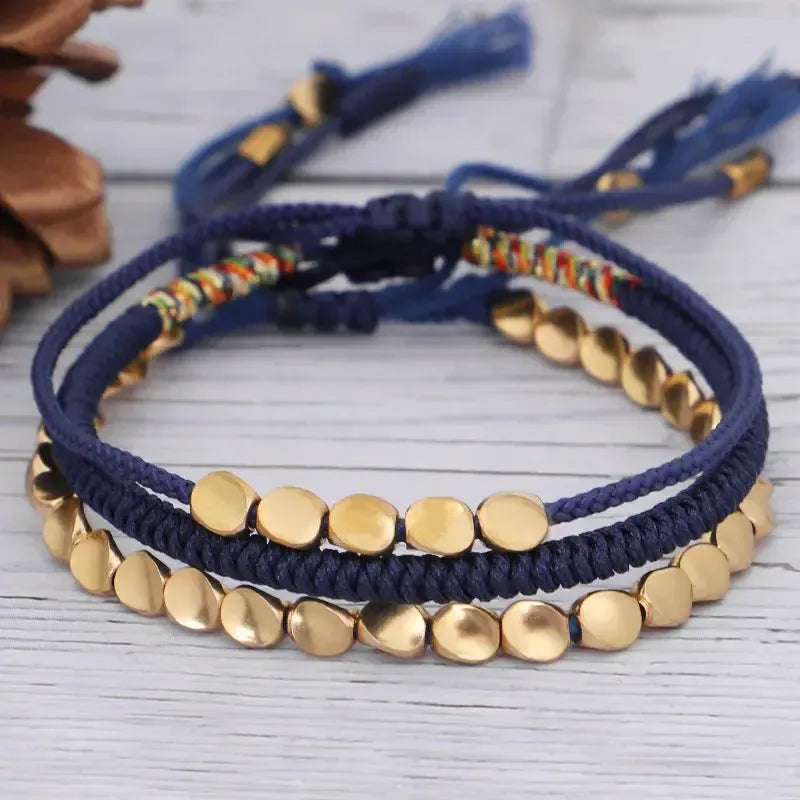 Bracelet bleu avec perles de cuivre et nœud tibétain