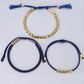Détail des perles de cuivre sur bracelet bleu