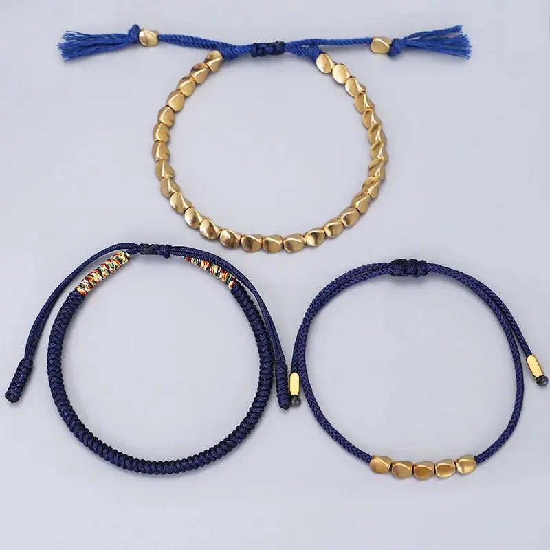 Détail des perles de cuivre sur bracelet bleu