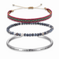 Trio de bracelets tibétains sur fond blanc, vue rapprochée