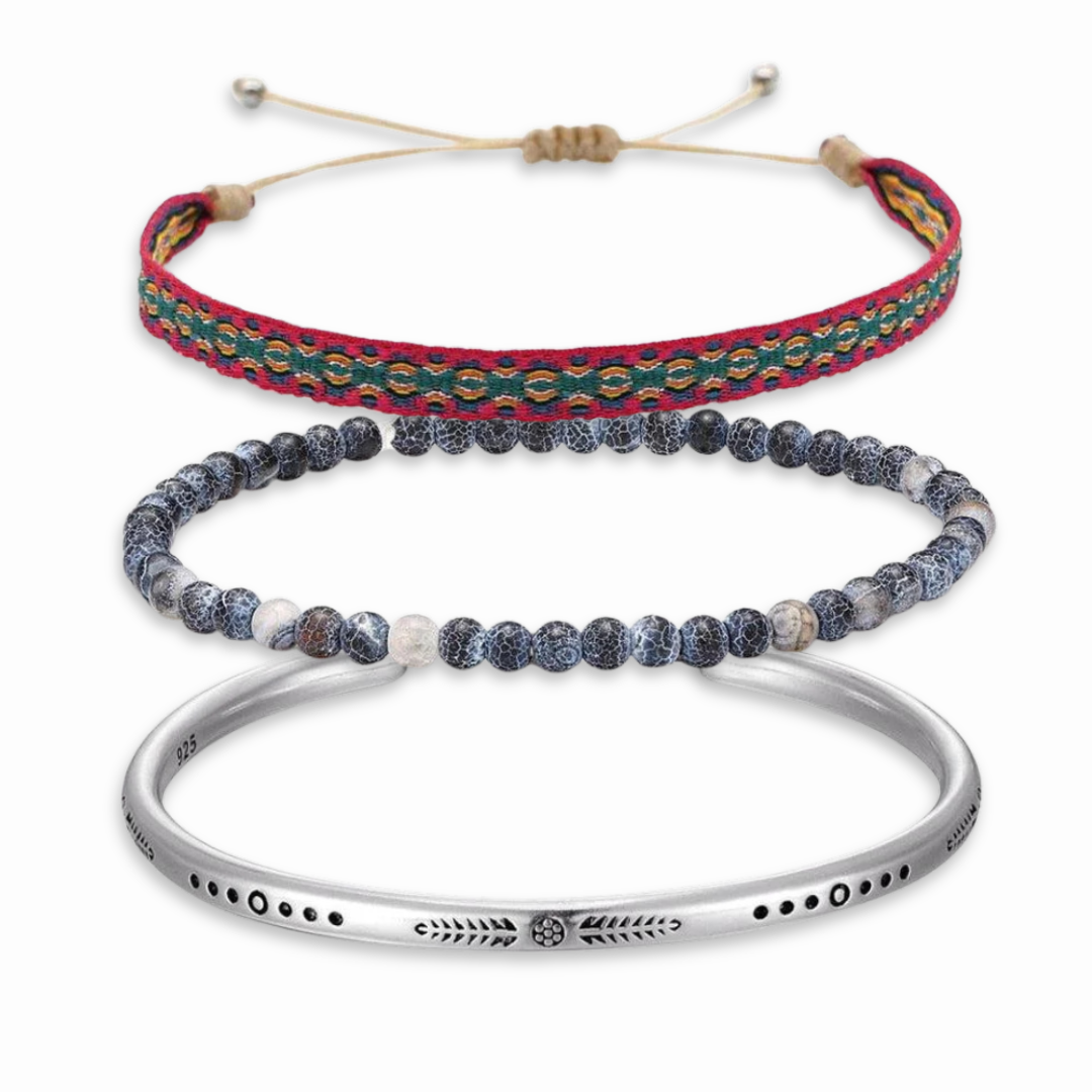 Trio de bracelets tibétains sur fond blanc, vue rapprochée