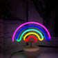 Veilleuse LED arc-en-ciel sur table de nuit en bois