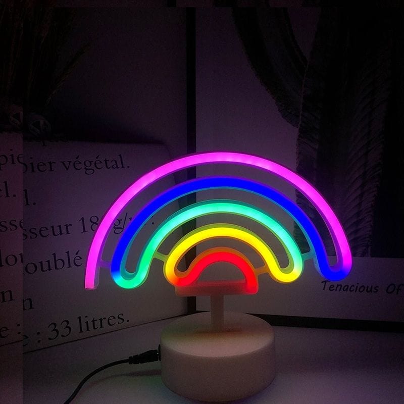 Veilleuse LED arc-en-ciel sur table de nuit en bois