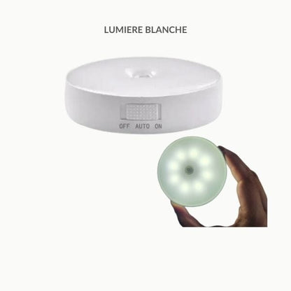 Lumière blanche émise par la veilleuse en fonctionnement