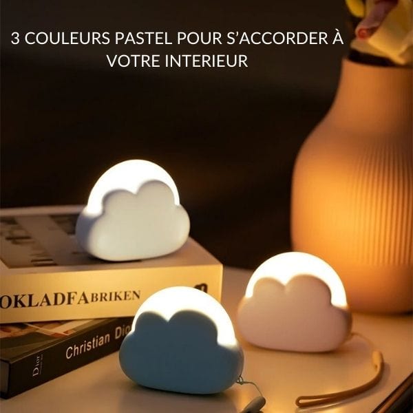 Veilleuse nuage allumée sur une table de nuit en bois