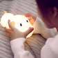 Veilleuse chien LED en silicone sur table en bois