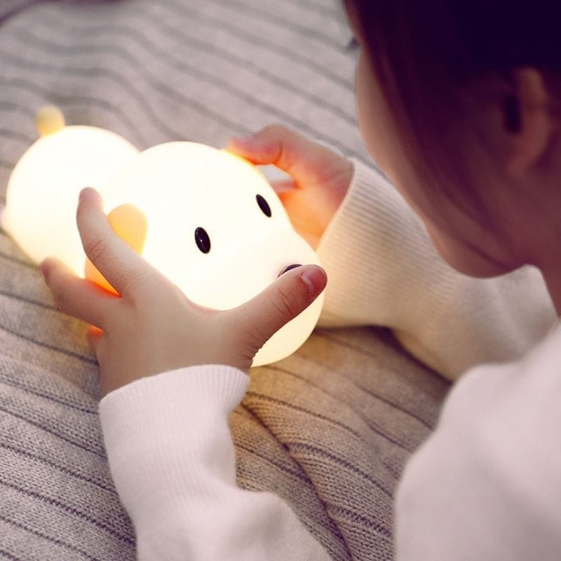 Veilleuse chien LED en silicone sur table en bois