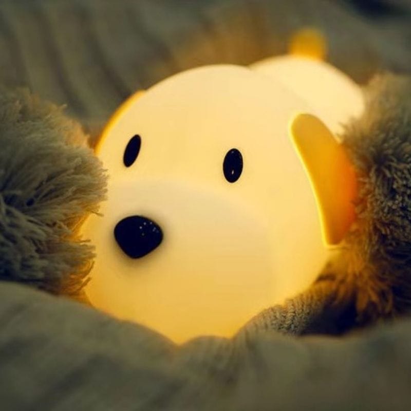 Gros plan sur veilleuse chien LED allumée