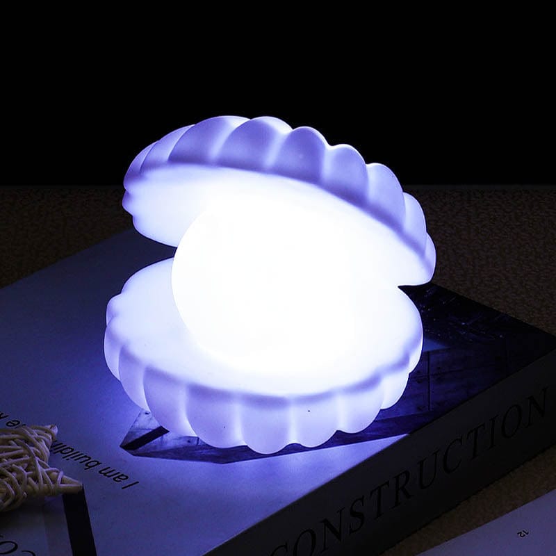 Veilleuse coquillage LED posée sur une table, ambiance apaisante