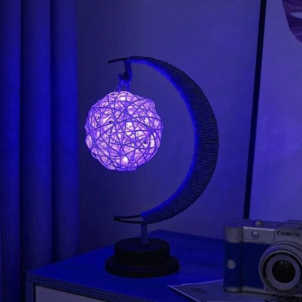 Veilleuse en rotin avec boule lumineuse sur support croissant