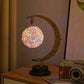 Détail de la boule lumineuse entourée de fils de rotin