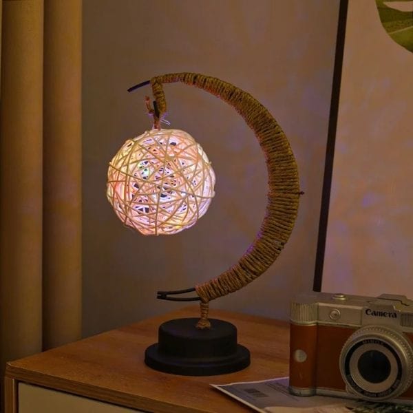 Détail de la boule lumineuse entourée de fils de rotin