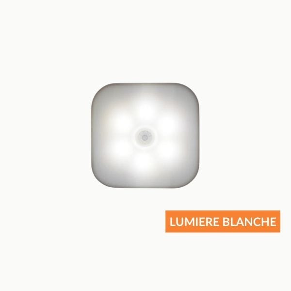 Lumière blanche émise par la veilleuse dans un espace sombre