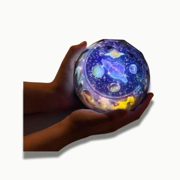 Projecteur rotatif montrant des constellations dans une chambre sombre