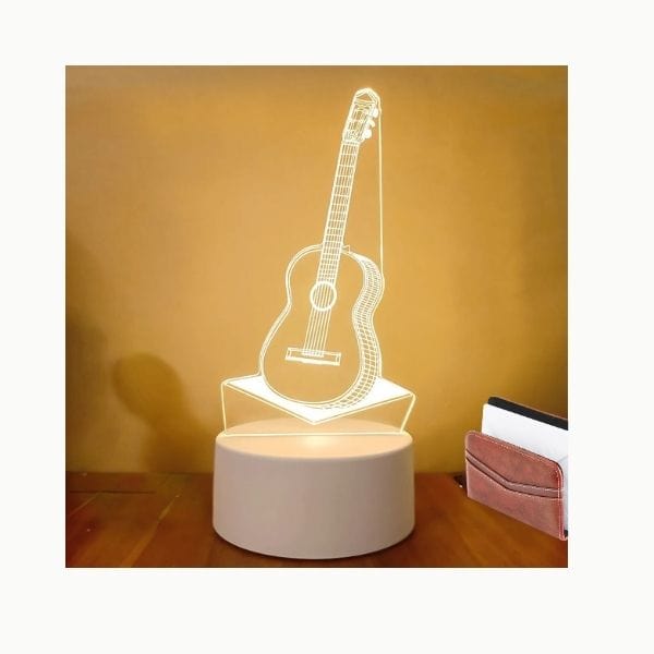 Détail de la veilleuse guitare avec lumière chaude allumée