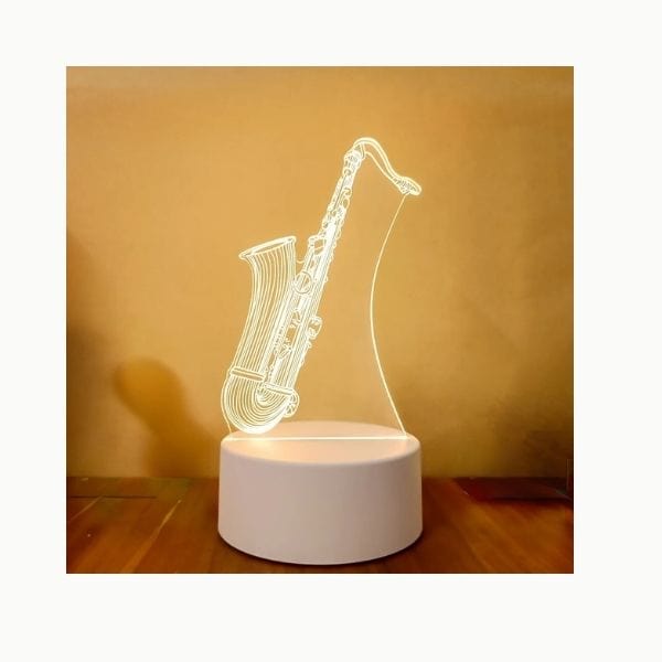 Vue rapprochée de la veilleuse saxophone allumée