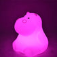 Gros plan sur la veilleuse hippopotame en silicone souple