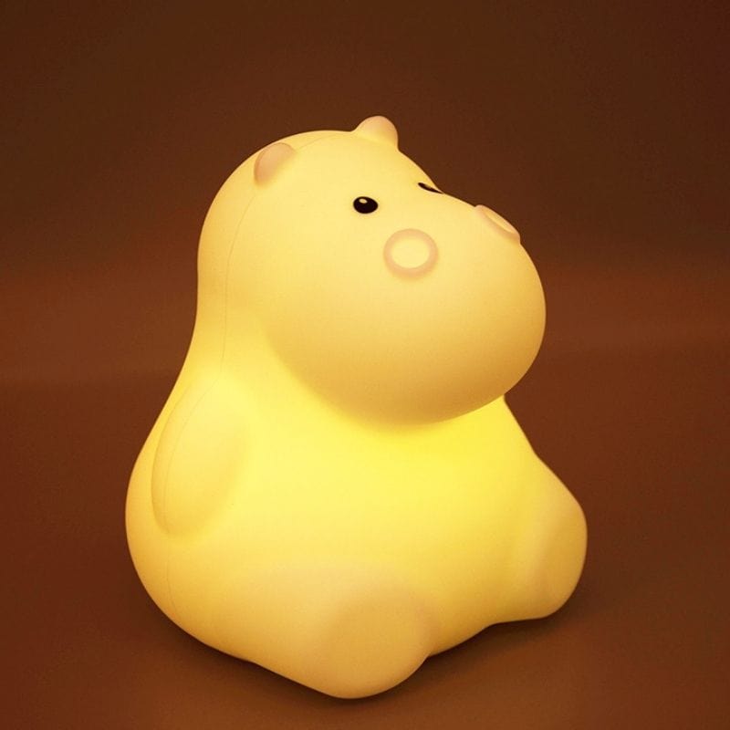Veilleuse hippopotame avec télécommande posée sur une table