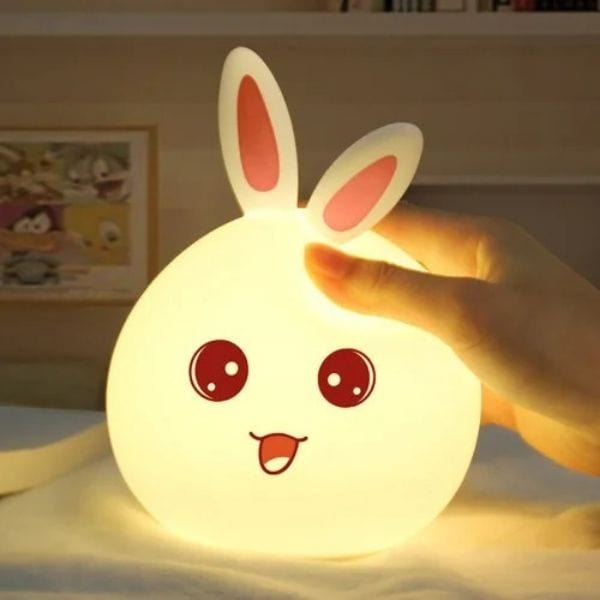 Veilleuse lapin LED multicolore sur table de nuit
