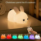 Gros plan sur les oreilles souples de la veilleuse lapin