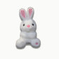 Gros plan sur le visage du lapin lumineux en peluche
