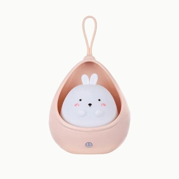 Veilleuse lapin rose en silicone, posée sur une étagère