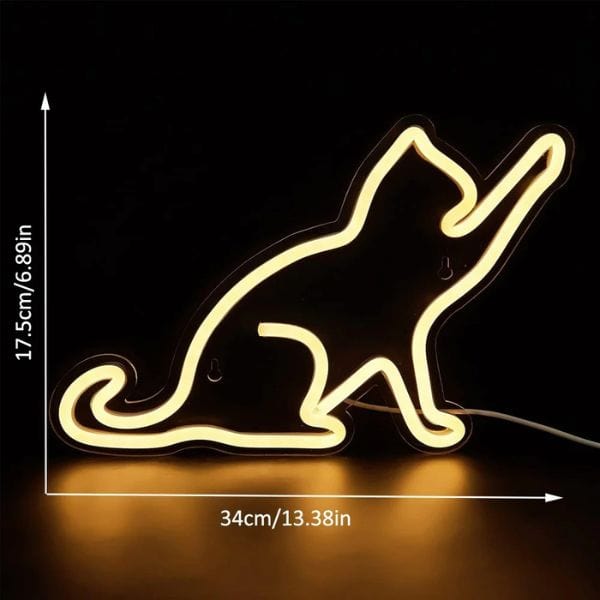 Veilleuse LED en forme de chat sur une étagère