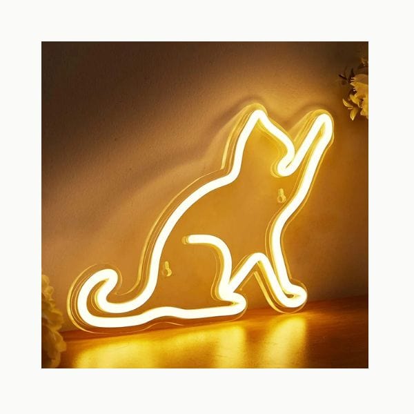 Veilleuse chat LED posée sur une table de nuit