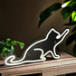 Gros plan sur le design lumineux du chat LED
