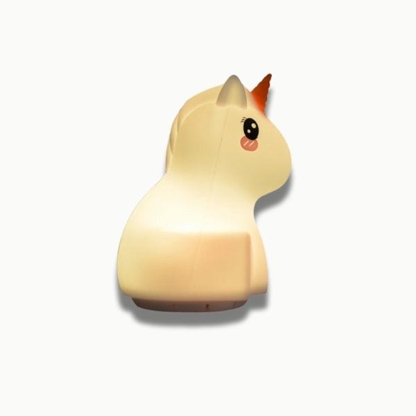 Veilleuse licorne portable posée sur une table en bois