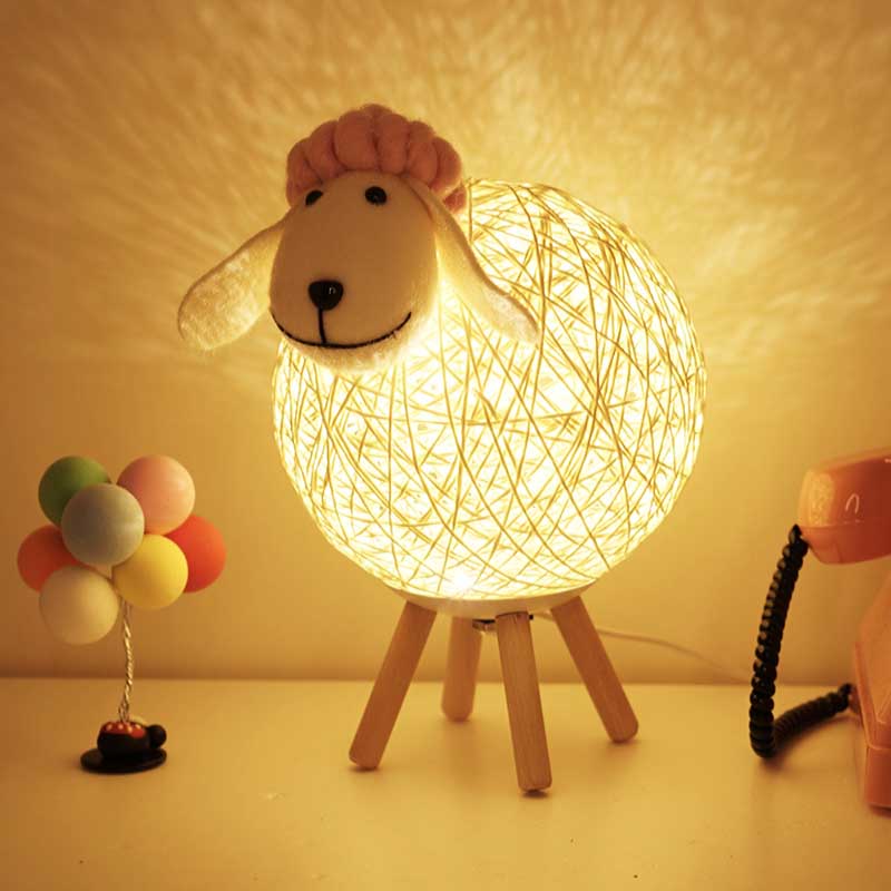 Veilleuse mouton sur une table, connectée par USB