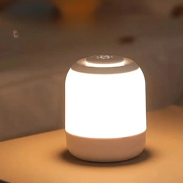 Veilleuse LED blanche posée sur une étagère