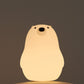 Veilleuse ourson rechargeable posée sur une table