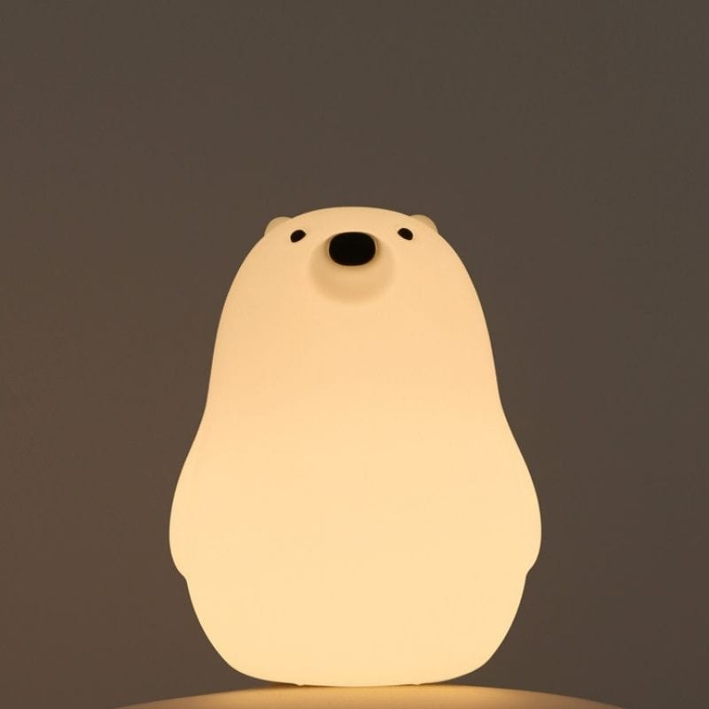Veilleuse ourson rechargeable posée sur une table