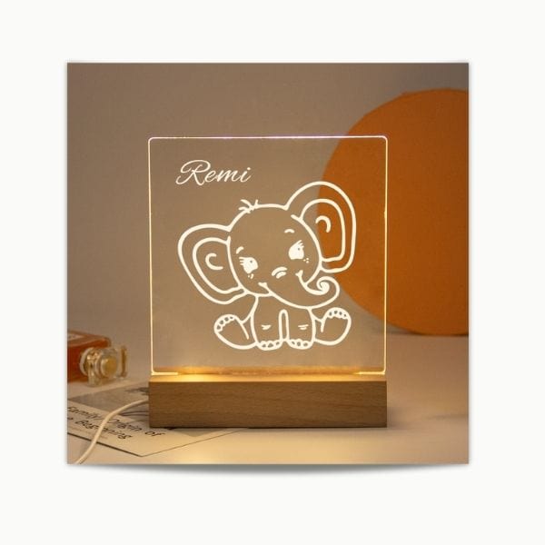 Détail d'une veilleuse personnalisée avec éléphant et prénom