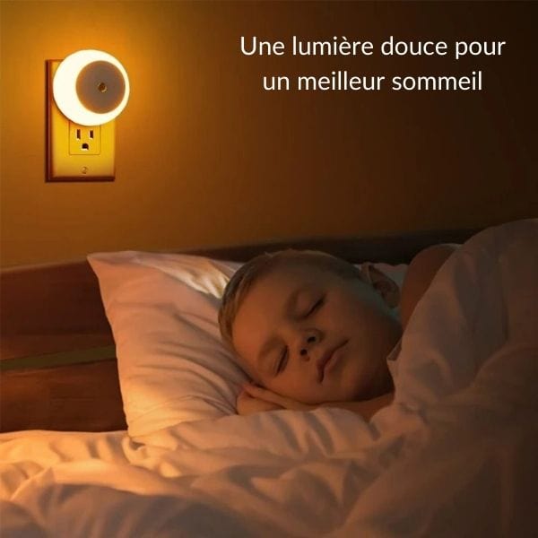 Veilleuse branchée sur une prise murale dans une chambre d'enfant