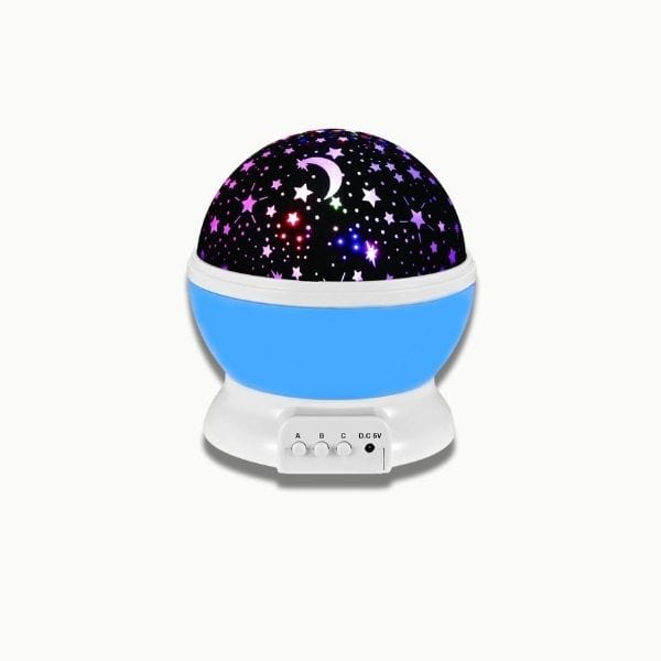 Vue rapprochée de la veilleuse avec des étoiles colorées