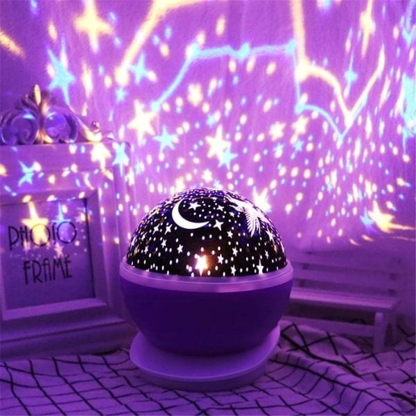 Chambre d'enfant illuminée par une veilleuse rotative