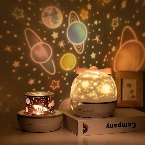Veilleuse rose avec projection d'étoiles sur fond sombre
