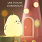 Veilleuse en silicone en forme de poire sur table de chevet