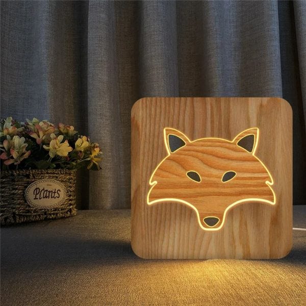 Veilleuse renard en bois sur table de chevet