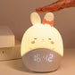 Gros plan sur le réveil lapin, design moderne