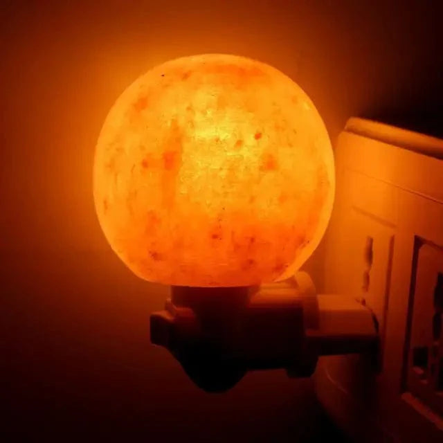 Veilleuse en sel de l'Himalaya émettant une lumière douce