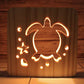 Veilleuse tortue en bois naturel émettant une douce lumière LED