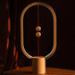 Veilleuse LED Heng sur une table de nuit moderne