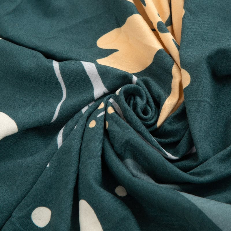 Vue latérale d'une housse de coussin avec motifs floraux