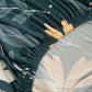 Housse de coussin verte montrant sa texture douce et extensible