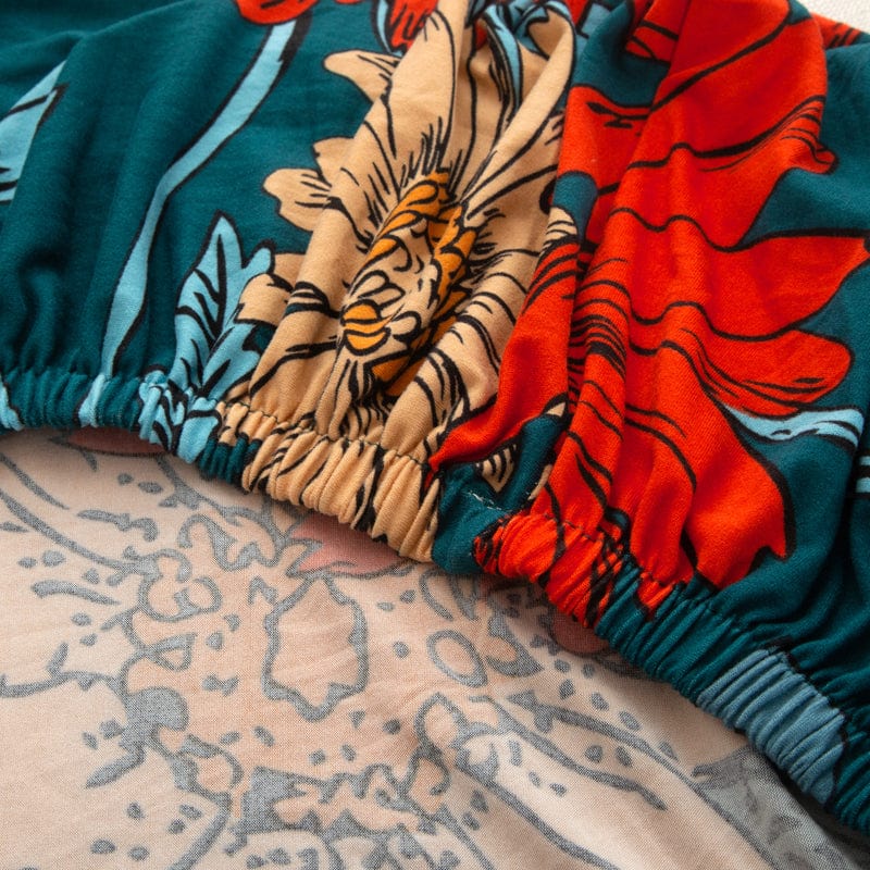 Vue latérale de la housse de coussin avec motifs floraux